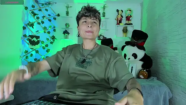 Snapshot of ZuryRamirez_ chatting on October 6, 2025, 9:01 pm ZuryRamirez online show from October 6, 2025, 9:01 pm