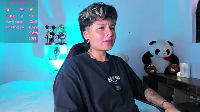 ZuryRamirez  online show from May 23, 2026, 8:24 pm