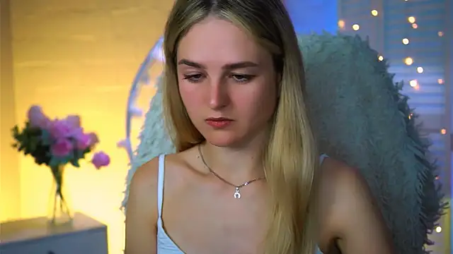 DeboraLarson online show from September 18, 2025, 3:52 am