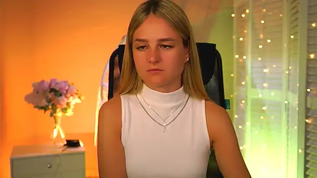 DeboraLarson online show from April 1, 2026, 3:07 am