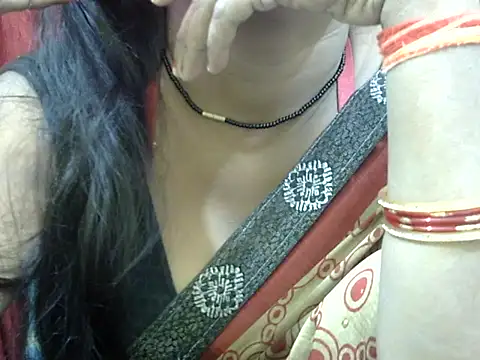 HOT-SEEMAA online show from November 6, 2025, 3:13 pm
