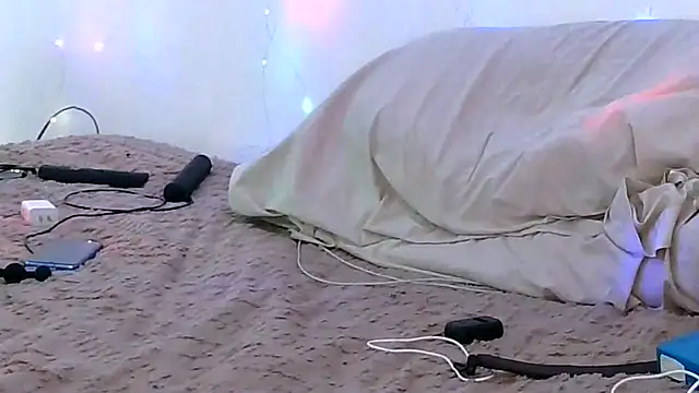 Snapshot of loveattack chatting on December 16, 2024, 2:05 pm loveattack online show from December 16, 2024, 2:05 pm