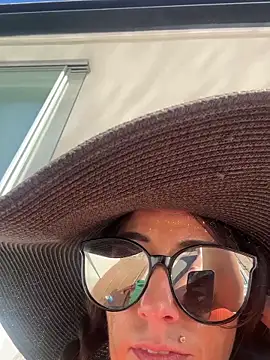 Snapshot of loveattack chatting on February 3, 2025, 11:05 pm loveattack online show from February 3, 2025, 11:05 pm