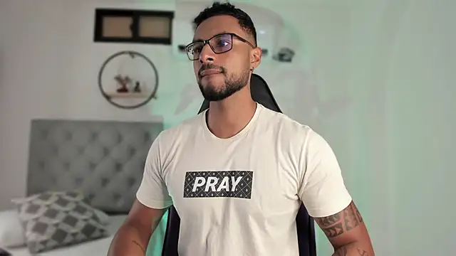 LiamGarcia1 online show from December 20, 2024, 12:38 pm