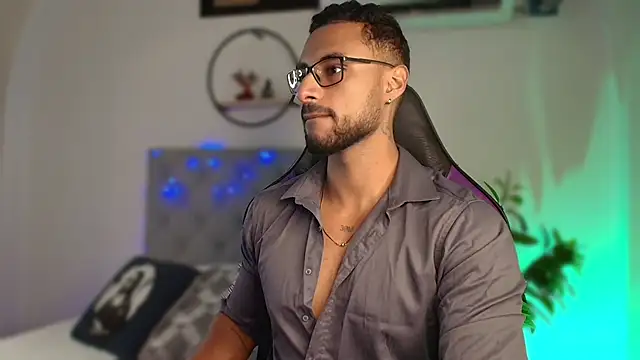 LiamGarcia1 online show from December 24, 2024, 12:33 pm