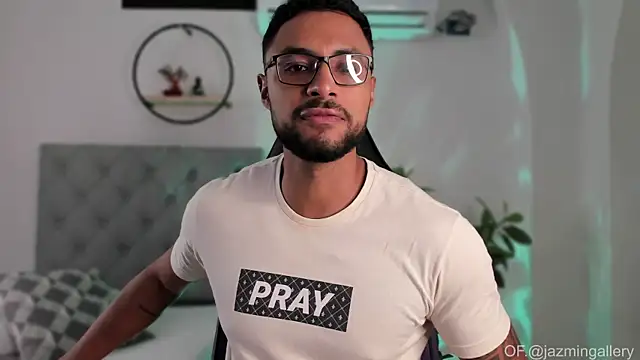 LiamGarcia1 online show from December 29, 2024, 12:45 pm