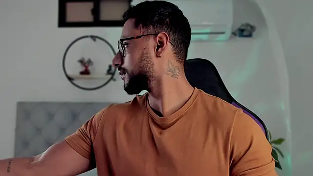 LiamGarcia1 online show from January 6, 2025, 12:24 pm