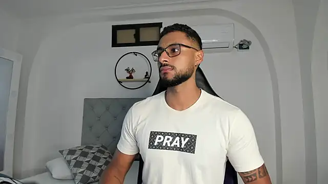 LiamGarcia1 online show from January 8, 2025, 12:37 pm