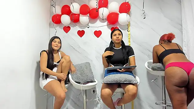 Snapshot of Candyscouples chatting on February 17, 2025, 12:16 pm Candyscouples online show from February 17, 2025, 12:16 pm