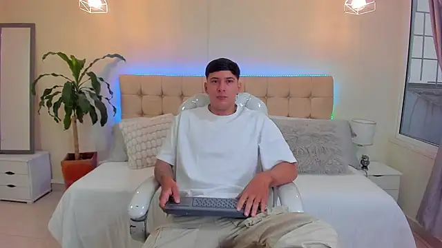 Snapshot of Damian23__ chatting on January 15, 2025, 12:25 pm Damian23 online show from January 15, 2025, 12:25 pm