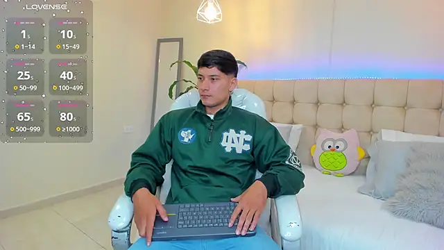 Snapshot of Damian23__ chatting on January 18, 2025, 12:36 pm Damian23 online show from January 18, 2025, 12:36 pm