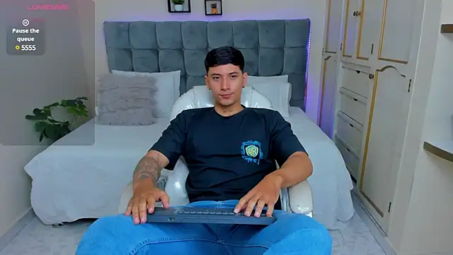 Snapshot of Damian23__ chatting on March 14, 2025, 12:40 pm Damian23 online show from March 14, 2025, 12:40 pm