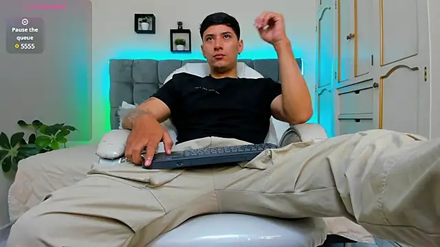 Snapshot of Damian23__ chatting on March 20, 2025, 12:32 pm Damian23 online show from March 20, 2025, 12:32 pm