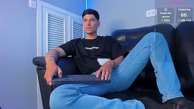 Snapshot of Damian23__ chatting on March 21, 2025, 3:46 pm Damian23 online show from March 21, 2025, 3:46 pm