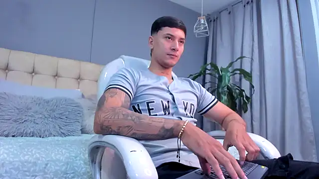 Snapshot of Damian23__ chatting on September 20, 2025, 10:27 am Damian23 online show from September 20, 2025, 10:27 am