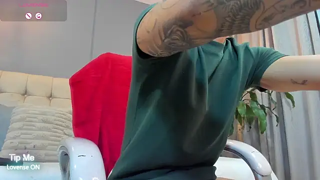 Snapshot of Damian23__ chatting on October 14, 2025, 10:16 am Damian23 online show from October 14, 2025, 10:16 am