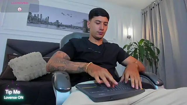 Snapshot of Damian23__ chatting on November 6, 2025, 10:16 am Damian23 online show from November 6, 2025, 10:16 am