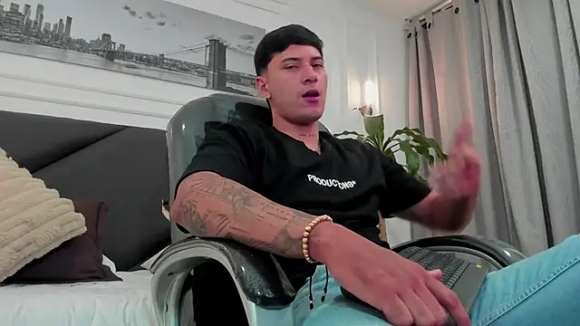 Snapshot of Damian23__ chatting on November 27, 2025, 10:17 am Damian23 online show from November 27, 2025, 10:17 am