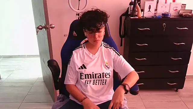 thomascooper7 online show from February 19, 2025, 7:27 pm