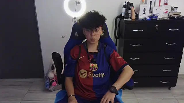 thomascooper7 online show from February 25, 2025, 8:41 pm