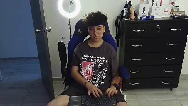 thomascooper7 online show from March 7, 2025, 10:43 pm