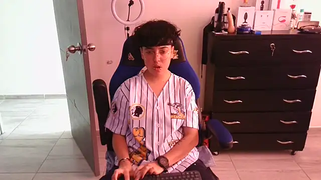 thomascooper7 online show from March 15, 2025, 4:21 pm