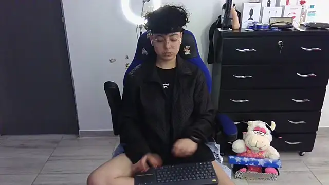 thomascooper7 online show from March 21, 2025, 9:12 pm