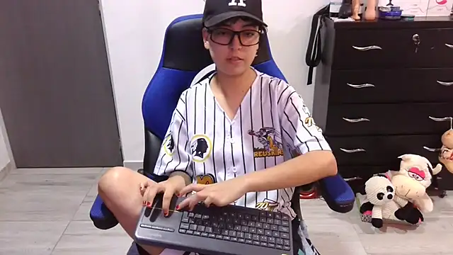 thomascooper7 online show from November 30, 2025, 7:40 pm