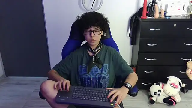 thomascooper7 online show from April 1, 2026, 6:38 pm