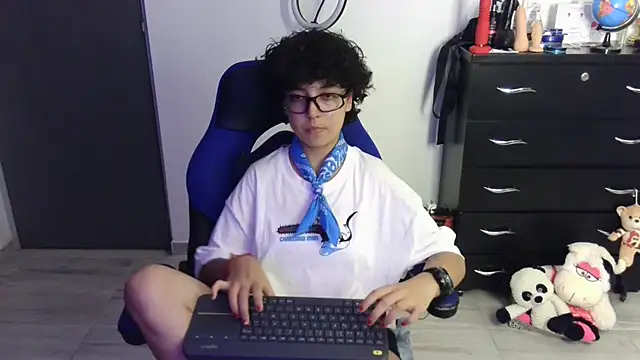 thomascooper7 online show from April 4, 2026, 11:13 pm