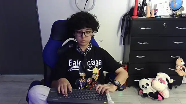 thomascooper7 online show from April 17, 2026, 8:34 pm