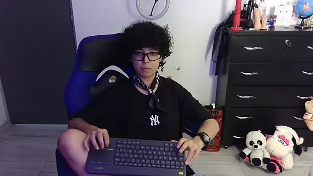 thomascooper7 online show from April 23, 2026, 9:06 pm