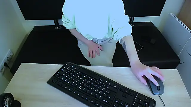 Snapshot of LaimaV_ chatting on October 30, 2025, 5:24 pm LaimaV online show from October 30, 2025, 5:24 pm