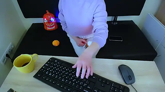 Snapshot of LaimaV_ chatting on October 31, 2025, 10:05 am LaimaV online show from October 31, 2025, 10:05 am