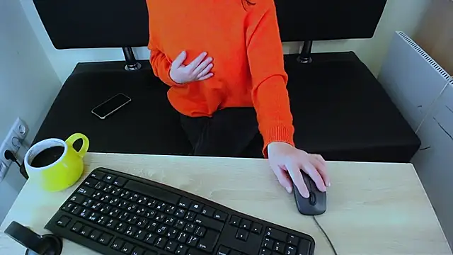 Snapshot of LaimaV_ chatting on November 1, 2025, 7:43 am LaimaV online show from November 1, 2025, 7:43 am