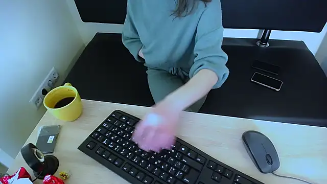 Snapshot of LaimaV_ chatting on November 7, 2025, 9:42 am LaimaV online show from November 7, 2025, 9:42 am