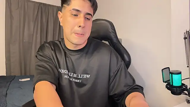 Snapshot of dereckbrownn chatting on December 7, 2024, 8:38 pm dereckbrownn online show from December 7, 2024, 8:38 pm