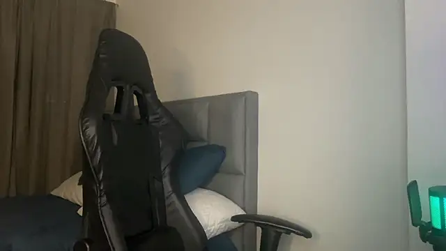 Snapshot of dereckbrownn chatting on January 5, 2025, 10:29 pm dereckbrownn online show from January 5, 2025, 10:29 pm