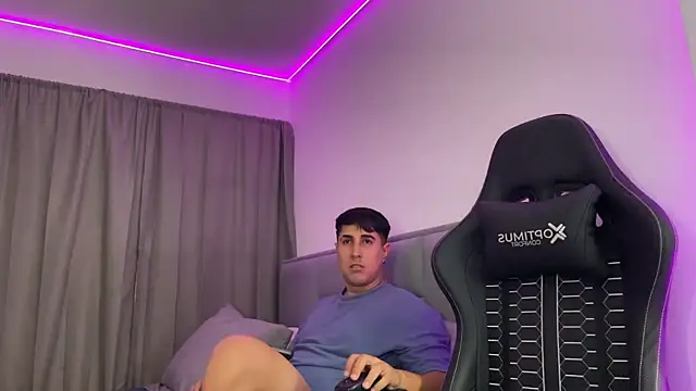 Snapshot of dereckbrownn chatting on November 4, 2025, 2:43 am dereckbrownn online show from November 4, 2025, 2:43 am