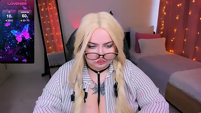 Snapshot of love_insidee chatting on January 16, 2025, 11:48 am love insidee online show from January 16, 2025, 11:48 am