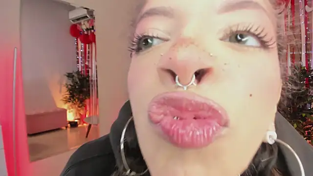 Snapshot of Sapphire_Venuss chatting on February 16, 2026, 12:40 am Sapphire Venuss online show from February 16, 2026, 12:40 am