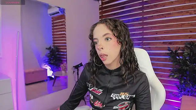 Snapshot of Sapphire_Venuss chatting on February 20, 2026, 12:51 am Sapphire Venuss online show from February 20, 2026, 12:51 am