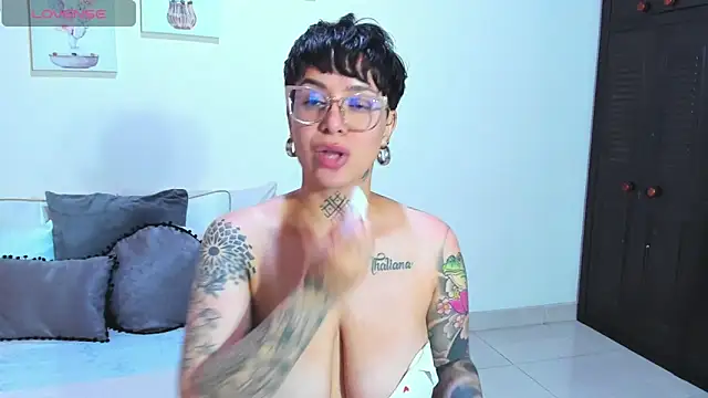 Snapshot of KatInk chatting on December 4, 2024, 8:18 pm KatInk online show from December 4, 2024, 8:18 pm