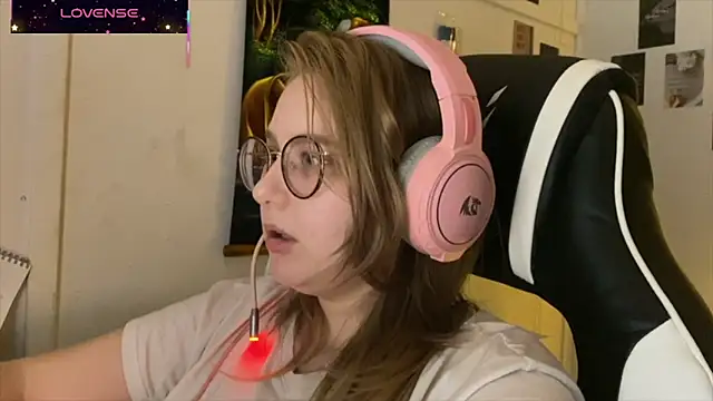 Snapshot of JacyWinslat chatting on October 9, 2025, 3:54 pm JacyWinslat online show from October 9, 2025, 3:54 pm