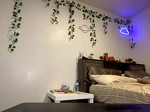 Kittyymaze1 online show from October 15, 2025, 2:06 pm