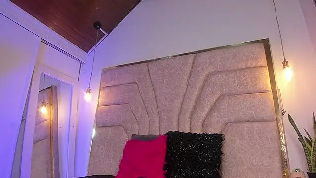 EmaJames25 online show from March 12, 2026, 6:58 pm