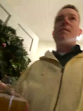 Snapshot of Bigtater1999 chatting on December 17, 2025, 10:27 pm Bigtater1999 online show from December 17, 2025, 10:27 pm