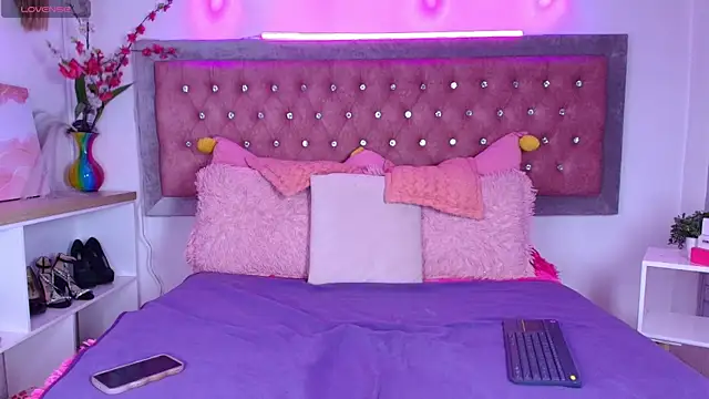 EmmaWilder online show from September 14, 2025, 9:03 pm