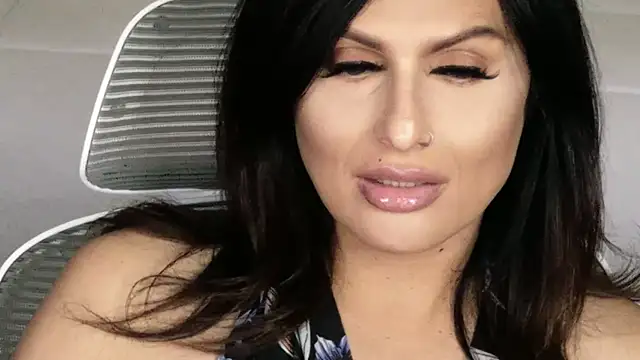 xprettysmilex online show from April 13, 2026, 6:46 pm