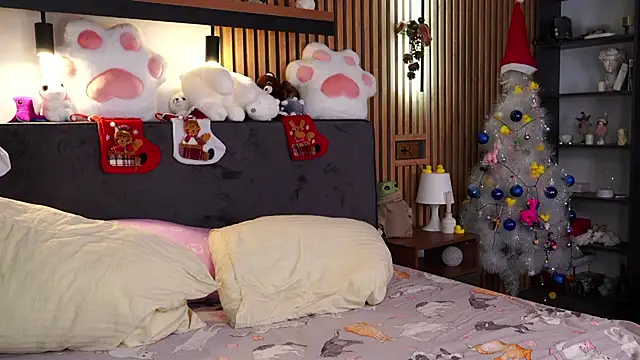 Snapshot of PollyBeev chatting on December 20, 2025, 8:54 am PollyBeev online show from December 20, 2025, 8:54 am